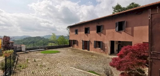 Foto Rustico a Ponzano Monferrato Centro di 264 m² con 5 locali in vendita