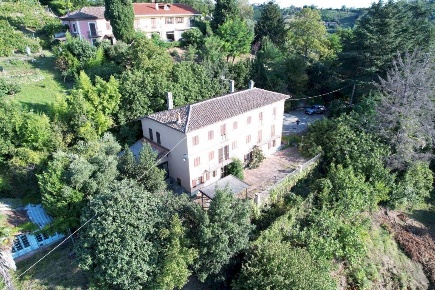 Foto Rustico in Regione Castellazzi, Canelli di 488 m² con 17 locali