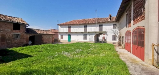 Foto Rustico in piazza Anita Garibaldi, Vigliano d'Asti Centro di 522 m²