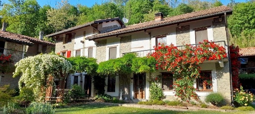 Foto Rustico in Regione Boschi, Canelli di 384 m² con 12 locali in vendita