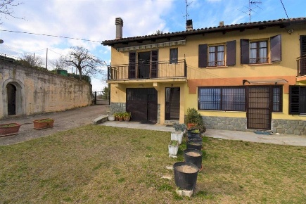 Foto Rustico a Rocca d'Arazzo di 127 m² con 5 locali in vendita