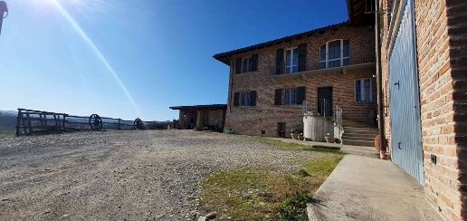 Foto Rustico in Regione Brussacco, Agliano Terme di 454 m² con 11 locali