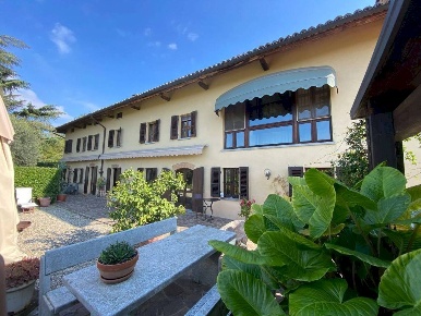 Foto Rustico in via Monte Oliveto, San Marzano Oliveto Centro di 489 m²