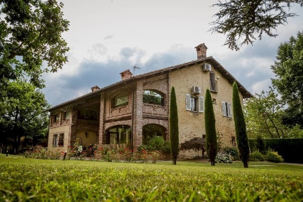 Foto Rustico a Villanova Mondovì Centro di 717 m² con 14 locali in vendita