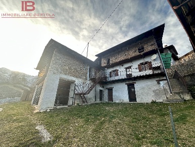 Foto Baita in Frazione Frise, Monterosso Grana di 142 m² con 10 locali