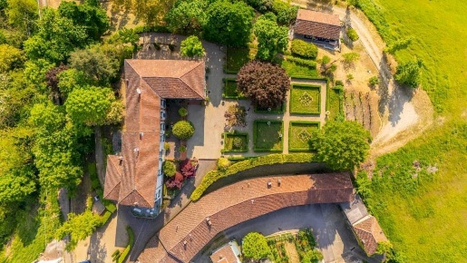 Foto Rustico a Portacomaro Centro di 970 m² con 25 locali in vendita