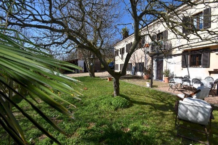 Foto Rustico in via San Pietro, Mongardino Centro di 368 m² con 10 locali