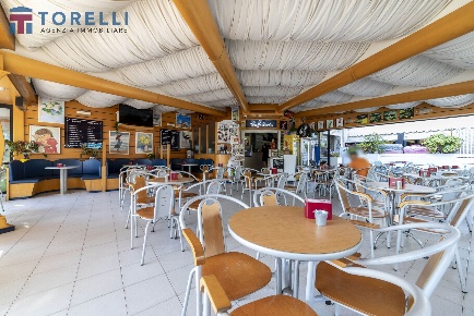 Foto Attività commerciale a Gatteo di 200 m² con 7 locali in vendita