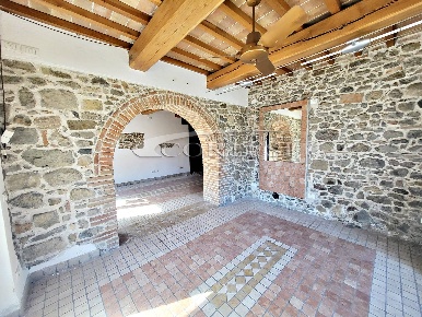 Foto Rustico a Perugia di 230 m² con 13 locali in vendita