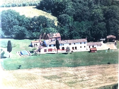 Foto Rustico a Monte San Savino di 715 m² con 20 locali in vendita