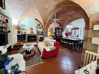 Foto Rustico a Arezzo di 280 m² con 8 locali in vendita