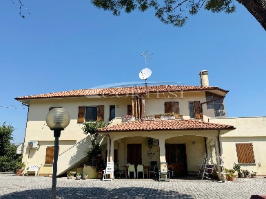 Foto Villa unifamiliare a San Costanzo di 270 m² con 13 locali in vendita
