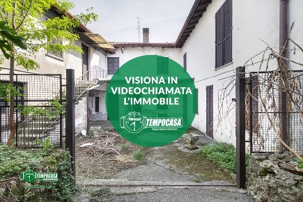 Foto Rustico a Besana in Brianza di 333 m² con 10 locali in vendita