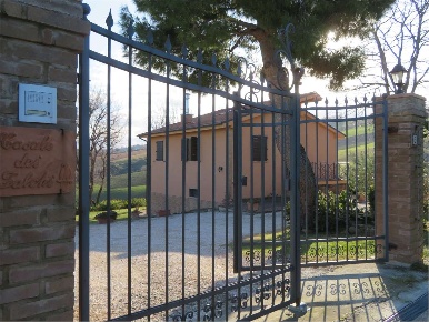 Foto Rustico in Santa Croce, Tolentino Centro di 207 m² con 6 locali