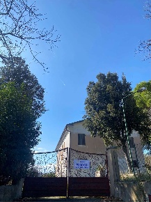 Foto Rustico a Osimo di 348 m² con 8 locali in vendita