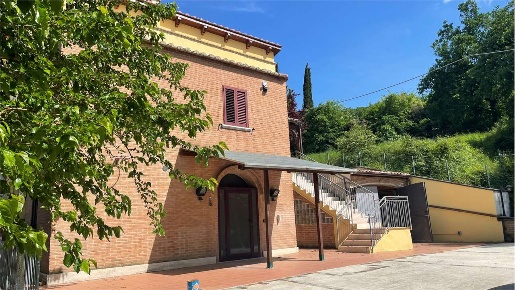 Foto Rustico a Perugia di 180 m² con 8 locali in vendita