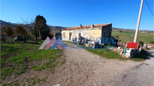 Foto Rustico in Contrada Montelateglia, Montenero di Bisaccia di 100 m²