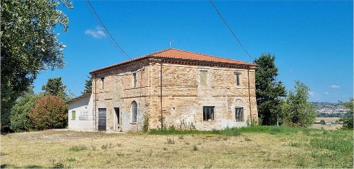 Foto Rustico a Sant'Elpidio a Mare di 400 m² con 8 locali in vendita