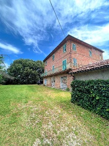 Foto Rustico a Marciano della Chiana di 330 m² con 10 locali in vendita