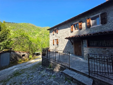 Foto Rustico in isola, Castiglione di Garfagnana di 100 m² con 8 locali