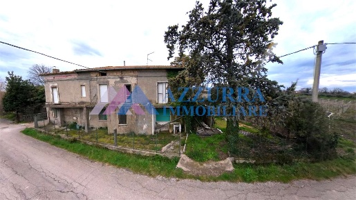 Foto Rustico in Via Iconicella, Lanciano di 170 m² con 9 locali in vendita