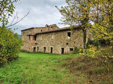 Foto Rustico a Gubbio di 500 m² con 10 locali in vendita