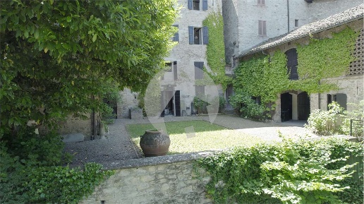 Foto Rustico in Piazza Matilde di Canossa 4, Carpineti Centro di 650 m²