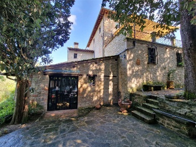 Foto Rustico a Perugia di 500 m² con 10 locali in vendita