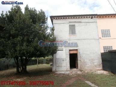 Foto Rustico in Via Oliveto, Montemarciano di 300 m² con 5 locali