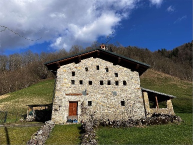 Foto Rustico in Loc. Fina Bassa, Selvino di 128 m² con 3 locali in vendita