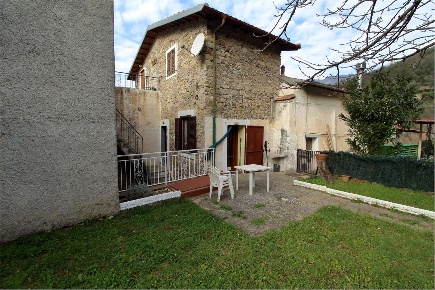 Foto Rustico in via IV Novembre 13, Castelbianco di 87 m² con 4 locali