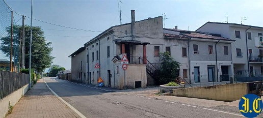 Foto Rustico in Via Edmondo de Amicis  14, Villafranca di Verona di 1200 m²