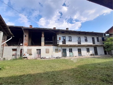 Foto Rustico in Via Loreto 21, Montanaro di 300 m² con 8 locali in vendita