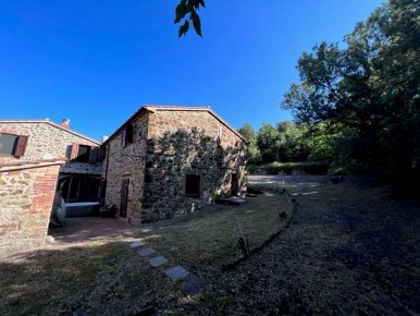 Foto Rustico a Massa Marittima di 180 m² con 10 locali in vendita