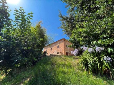 Foto Rustico a Osimo di 154 m² con 7 locali in vendita