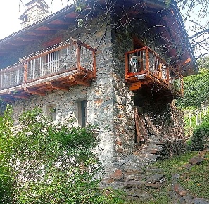Foto Rustico in via della Collina, Donnas Centro di 110 m² con 4 locali