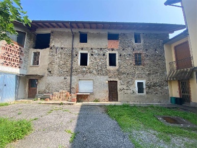 Foto Rustico a Cremenaga di 330 m² con 5 locali in vendita