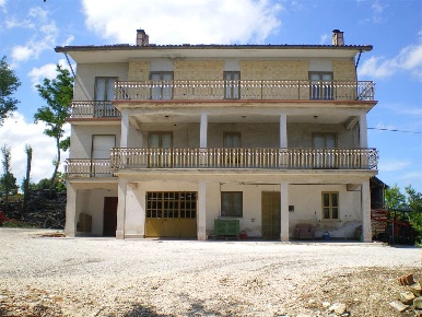 Foto Rustico a Falerone di 330 m² con 10 locali in vendita