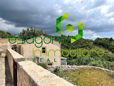 Foto Rustico a Noto di 650 m² con 11 locali in vendita