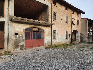 Foto Rustico in Via Trieste, Fenegrò di 360 m² con 3 locali in vendita