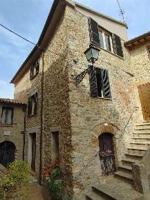 Foto Rustico a Gualdo Cattaneo di 230 m² con 7 locali in vendita