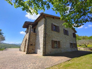 Foto Rustico a Gubbio di 300 m² con 6 locali in vendita