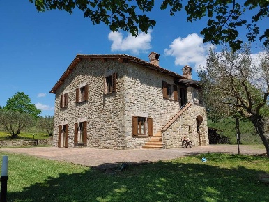 Foto Rustico a Gubbio di 300 m² con 6 locali in vendita