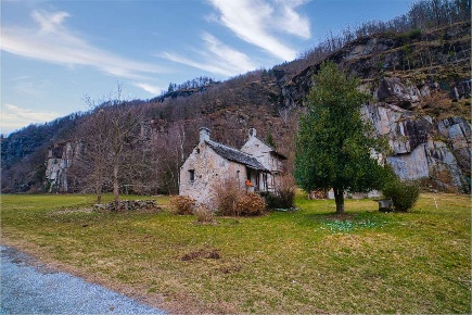 Foto Rustico in VERAMPIO, Crodo di 200 m² con 6 locali in vendita