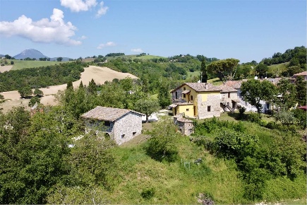 Foto Rustico in Serralta, San Severino Marche di 355 m² con 16 locali