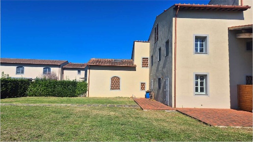 Foto Rustico a Prato di 170 m² con 6 locali in vendita