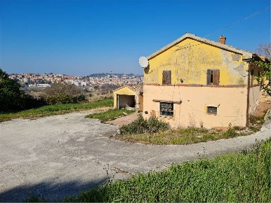 Foto Rustico a Ancona di 270 m² con 8 locali in vendita