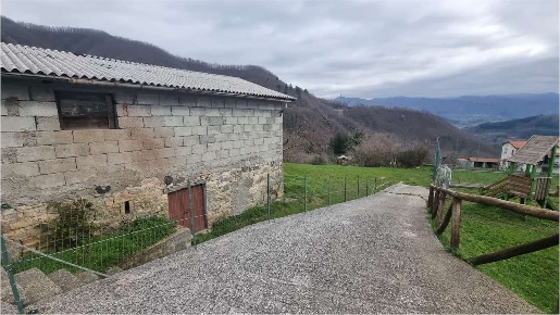 Foto Rustico in sassina, Camporgiano di 110 m² con 5 locali in vendita