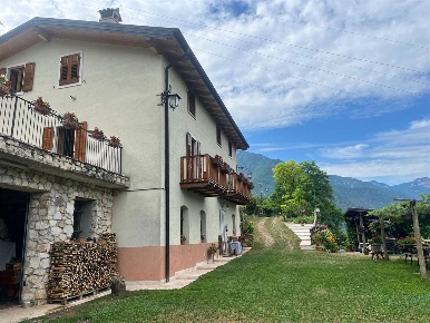 Foto Rustico a Ala di 300 m² con 6 locali in vendita