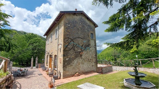 Foto Rustico a Molazzana di 180 m² con 8 locali in vendita